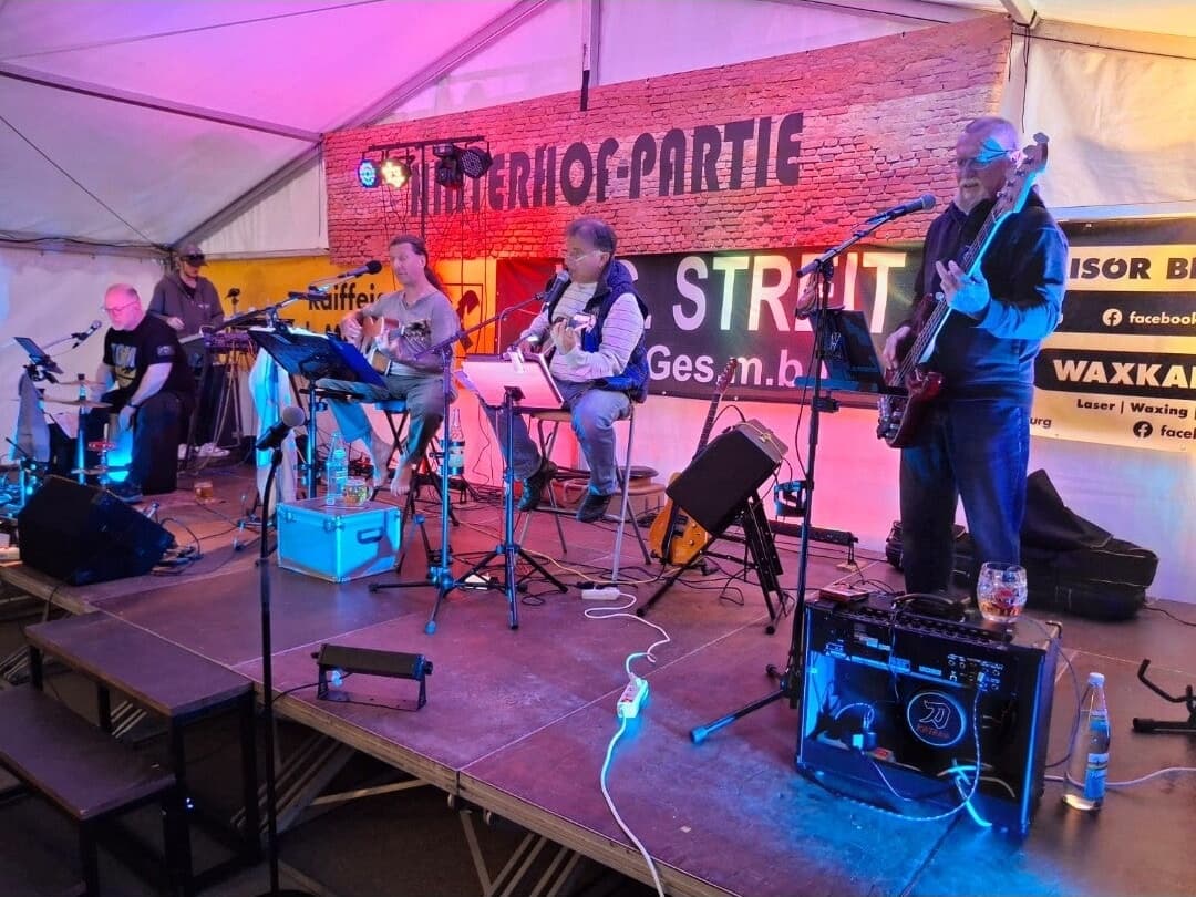 Die Band Hinterhof-Partie live im Festzelt beim Feuerwehrfest Hennersdorf