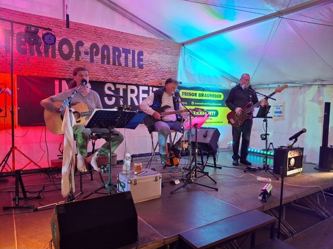 Die Band Hinterhof-Partie live im Festzelt beim Feuerwehrfest Hennersdorf