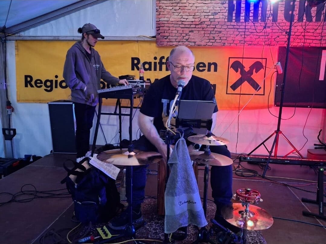 Die Band Hinterhof-Partie live im Festzelt beim Feuerwehrfest Hennersdorf