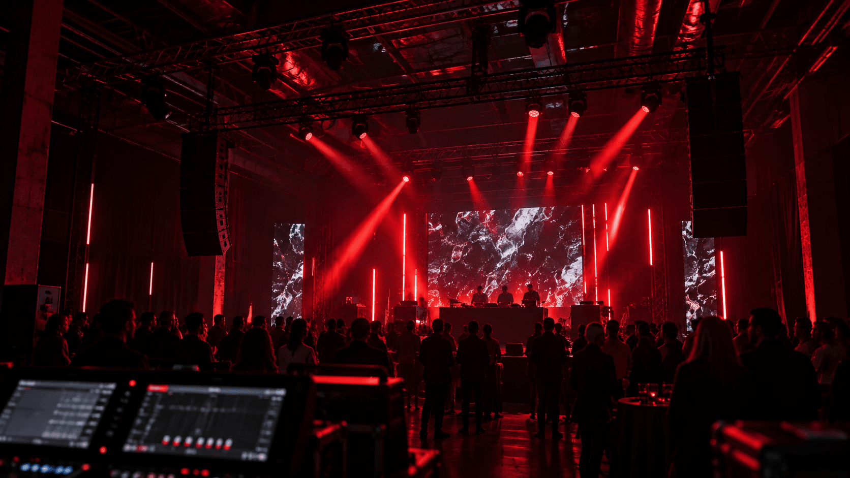 Bühne mit roter Lichtshow, LED-Wänden und Publikum
